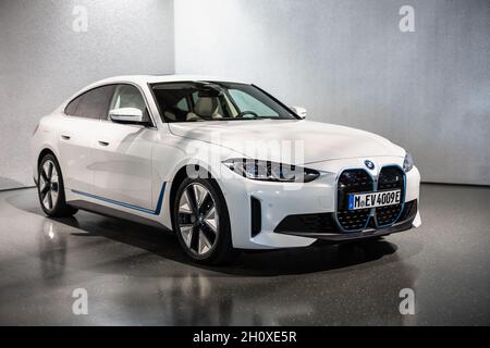 Garching, Allemagne.29 septembre 2021.Le BMW i4 est vu lors d'un événement de presse BMW sur le BMW i4.Credit: Matthias balk/dpa/Alay Live News Banque D'Images