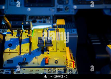 Volant d'avion.Levier de commande pour les moteurs, le train d'atterrissage, le décollage et l'atterrissage de l'avion.Le siège du pilote sur l'avion.Boutons du cockpit en gros plan Banque D'Images
