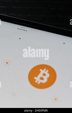 New york, États-Unis - octobre 15 2021 : navigation sur le site officiel Bitcoin sur l'écran SmartphonScreen en gros plan Banque D'Images