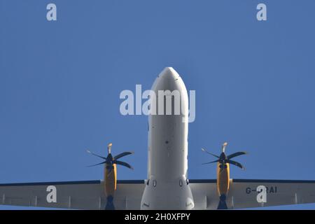Le sous-ventre d'un avion, sur fond d'un ciel bleu clair Banque D'Images