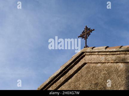 Croix en bois et ciel. Toit d'une petite église. Croix chrétienne. Croix chrétienne dans le concept de religion et de foi Banque D'Images