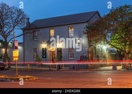 En face de l'Arc, 38 Somerset Street, Grahamstown/Makhanda, Eastern Cape, Afrique du Sud,Photographié la nuit, 13 octobre 2021. Banque D'Images