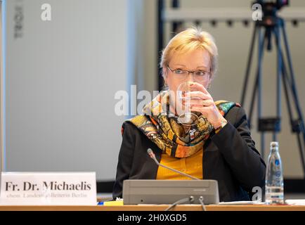 Berlin, Allemagne.15 octobre 2021.Le commissaire aux élections de Berlin, Petra Michaelis, qui a été rappelé en raison des ruptures, siège à la Chambre des représentants avant le début de la session extraordinaire de la Commission de l'intérieur sur les ventilations électorales.Au cours de la réunion, il s'agit de l'organisation et du déroulement des élections et du vote du 26 septembre 2021.Credit: Monika Skolimowska/dpa-Zentralbild/dpa/Alay Live News Banque D'Images