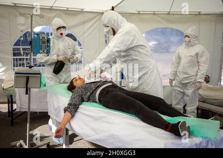 KIEV, UKRAINE - 12 octobre 2021: Les activistes se présentent sur une scène de service de réanimation temporaire pour les patients COVID-19.Patients réanimation cardiopulmonaire Banque D'Images