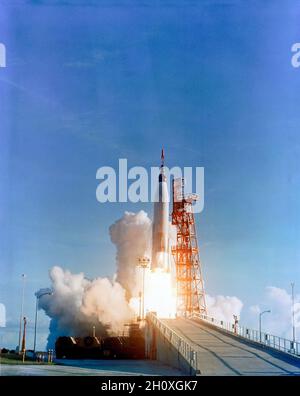 (3 octobre 1962) --- lancement de la mission Mercury-Atlas 8 (ma-8) 'Sigma 7', avec l'astronaute Walter M. Schirra Jr., pilote du vol spatial orbital. Banque D'Images
