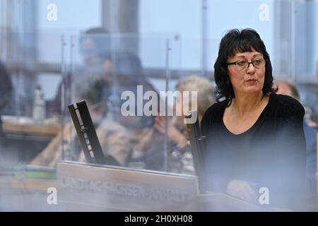 Magdebourg, Allemagne.14 octobre 2021.EVA Feußner (CDU), ministre de l'éducation de Saxe-Anhalt, s'adresse aux députés dans la salle plénière.Les députés ont débattu, entre autres, des restrictions de Corona dans les écoles.Dans la matinée, le ministre-président a fait une déclaration du gouvernement sur le sujet « nous façonnons la Saxe-Anhalt.Fort.Moderne.Résistant aux crises.Juste.'Credit: Klaus-Dietmar Gabbert/dpa-Zentralbild/ZB/dpa/Alay Live News Banque D'Images