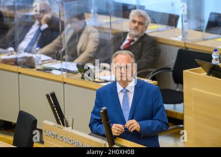 Magdebourg, Allemagne.14 octobre 2021.Reiner Haseloff (CDU), ministre-président de Saxe-Anhalt, s'adresse aux députés dans la salle plénière du Parlement de l'État.Le père de l'État a fait une déclaration du gouvernement sur le sujet "nous formons Saxe-Anhalt.Fort.Moderne.Résistant aux crises.Juste.'En outre, les restrictions de Corona dans les écoles ont été débattues entre autres.Credit: Klaus-Dietmar Gabbert/dpa-Zentralbild/ZB/dpa/Alay Live News Banque D'Images