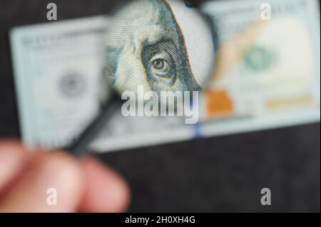 Œil du président Franklin sur 100 dollar US factul par la loupe vue Banque D'Images