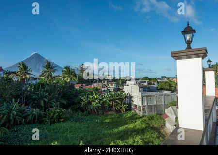 Mont Mayon, le stratovolcan le plus actif des Philippines.Vue de la ville de Legazpi, province d'Albay, région de Bicol, île de Luzon Banque D'Images