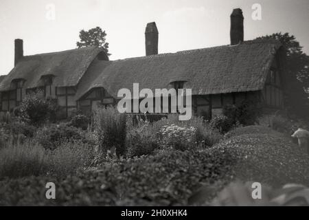 Fin des années 1940, vue historique du cottage d'Anne Hathaway, Stratford-upon-Avon, Angleterre, Royaume-Uni. Cette ferme au toit de chaume, la maison d'enfance de l'épouse du célèbre dramaturge anglais William Shakespare, est située à Shottery juste à l'extérieur de Stratford et a été la maison de la famille Hathaway pendant 400 ans, jusqu'en 1911. Banque D'Images