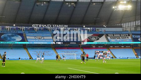 Vue générale des drapeaux couvrant les sièges vides lors du match de la Premier League au Etihad Stadium, Manchester. Banque D'Images