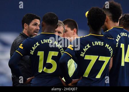 Mikel Arteta, le gérant de l'arsenal, parle à ses joueurs lors du match de la Premier League au Etihad Stadium de Manchester. Banque D'Images