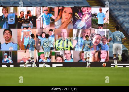 Phil Foden, de Manchester City, célèbre le troisième but de sa partie en face des fans de streaming en direct depuis leur domicile lors du match de la Premier League au Etihad Stadium de Manchester. Banque D'Images