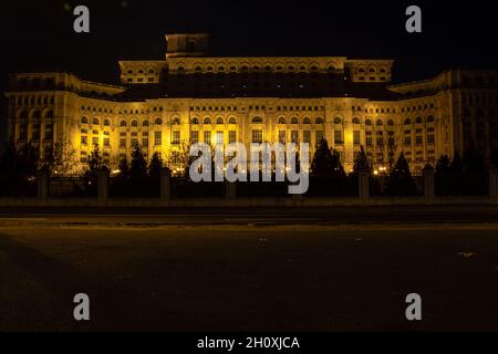 BUCHARE, ROUMANIE - 01 septembre 2021 : le Palais du Parlement de nuit.Bucarest, Roumanie Banque D'Images