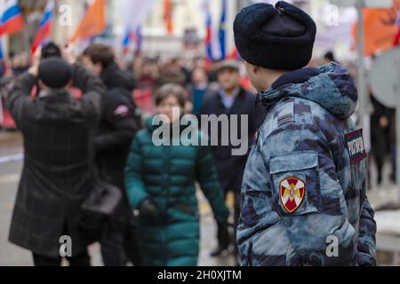 Moscou, Russie.24 février 2019.Une Garde russe observe la foule de manifestants en mars.des milliers de personnes ont défilé à Moscou à la mémoire du chef de l'opposition Boris Nemtsov, assassiné le 27 février 2015.En plus des militants libéraux traditionnels pour cette action, la marche a été suivie par des libertaires, des nationalistes et le mouvement 'de 'décommunisation' de Dmitry Enteo.(Credit image: © Mihail Siergiejewicz/SOPA Images via ZUMA Press Wire) Banque D'Images