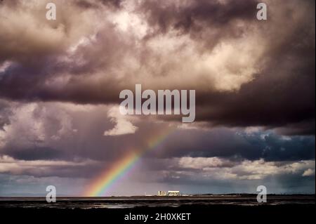 Arc-en-ciel au-dessus de la centrale nucléaire de Heysham le jour de la tempête, au-dessus de la baie de Morecambe Banque D'Images