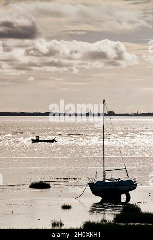 Silhouette de bateaux dans le chenal entre Lytham et Southport en arrière-plan Banque D'Images