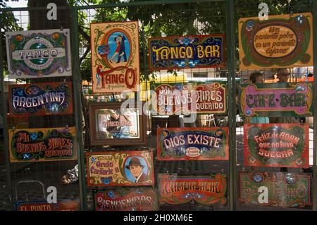 Feria de San Pedro Telmo, marché aux puces le dimanche, marchands d'antiquités sur Plaza Dorrego, San Telmo, Buenos Aires, Argentine Banque D'Images