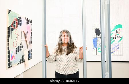 Eastbourne, Sussex, Royaume-Uni.15 octobre 2021.La célèbre artiste Melissa Gordon à sa plus grande exposition 'Liquid Gestures' dans le propriétaire Eastbourne qui s'ouvre au public demain .L'exposition fait partie du programme continu de la galerie pour mettre en valeur les artistes féminins passés et présents : Credit Simon Dack/Alamy Live News Banque D'Images