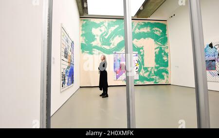 Eastbourne, Sussex, Royaume-Uni.15 octobre 2021.La conservatrice de l'exposition Noelle Collins à l'artiste de renom Melissa Gordon, la plus grande exposition jamais présentée par « Liquid Gestures » dans le propriétaire Eastbourne qui s'ouvre au public demain .L'exposition fait partie du programme continu de la galerie pour mettre en valeur les artistes féminins passés et présents : Credit Simon Dack/Alamy Live News Banque D'Images