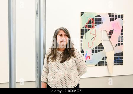 Eastbourne, Sussex, Royaume-Uni.15 octobre 2021.La célèbre artiste Melissa Gordon à sa plus grande exposition 'Liquid Gestures' dans le propriétaire Eastbourne qui s'ouvre au public demain .L'exposition fait partie du programme continu de la galerie pour mettre en valeur les artistes féminins passés et présents : Credit Simon Dack/Alamy Live News Banque D'Images