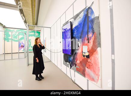 Eastbourne, Sussex, Royaume-Uni.15 octobre 2021.La conservatrice de l'exposition Noelle Collins à l'artiste de renom Melissa Gordon, la plus grande exposition jamais présentée par « Liquid Gestures » dans le propriétaire Eastbourne qui s'ouvre au public demain .L'exposition fait partie du programme continu de la galerie pour mettre en valeur les artistes féminins passés et présents : Credit Simon Dack/Alamy Live News Banque D'Images