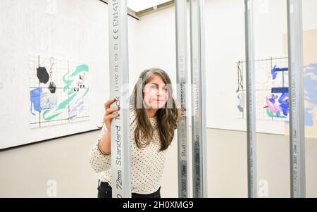 Eastbourne, Sussex, Royaume-Uni.15 octobre 2021.La célèbre artiste Melissa Gordon à sa plus grande exposition 'Liquid Gestures' dans le propriétaire Eastbourne qui s'ouvre au public demain .L'exposition fait partie du programme continu de la galerie pour mettre en valeur les artistes féminins passés et présents : Credit Simon Dack/Alamy Live News Banque D'Images