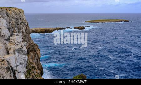 Vue et paysages de 'Cap de Cavalleria', Minorque, Iles Baléares, Espagne. mer, côte et 'isola des porros'. Banque D'Images