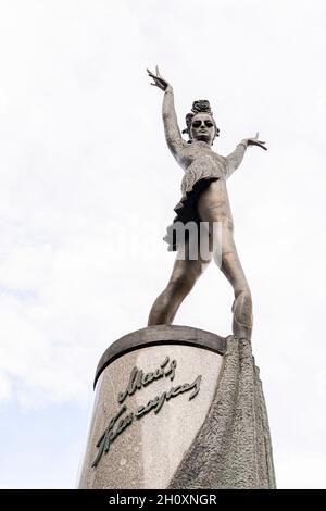 Statue de la ballerine Maya Plisetskaya par le sculpteur Victor Mitroshin, sur la haute plinthe, rue Bolshaya Dmitrovka, Moscou, Russie. Banque D'Images