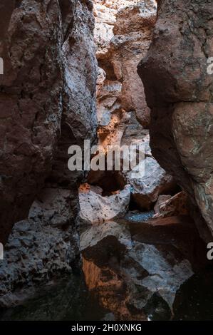 La lumière du soleil illumine les roches sédimentaires du Sesriem Canyon.Parc Namib Naukluft, désert Namib, Namibie. Banque D'Images