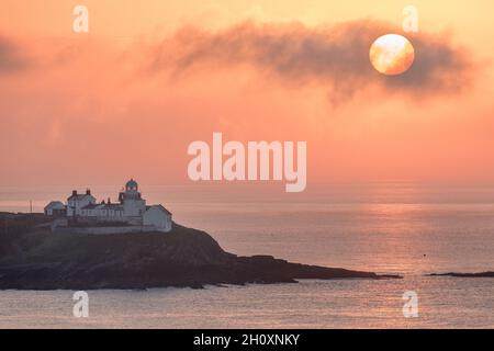 Roches point, Cork, Irlande.15 octobre 2021.Lever du soleil au phare de roches point à Co. Cork, Irlande.- photo; David Creedon / Alamy Live News Banque D'Images