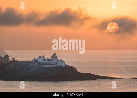 Roches point, Cork, Irlande.15 octobre 2021.Lever du soleil au phare de roches point à Co. Cork, Irlande.- photo; David Creedon / Alamy Live News Banque D'Images