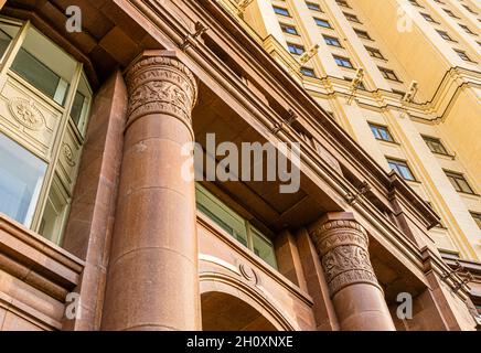 Détail des colonnes de la classe sur le bâtiment de remblai Kotelnicheskaya, classicisme socialiste staliniste, Moscou, Russie Banque D'Images