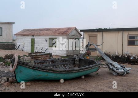 Des bateaux beached sont en face d'une gare de garde et d'un petit musée.Skeleton Coast, Kunene, Namibie. Banque D'Images