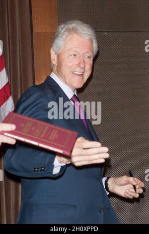 **PHOTO DU FICHIER** Bill Clinton hospitalisé pour infection et récupération.NEW YORK, NY - 11 JUIN : le président Bill Clinton assiste aux Prix du Père de l'année 2013 à l'hôtel Grand Hyatt le 11 juin 2013 à New York.Crédit : © Corredor99/MediaPunch Banque D'Images