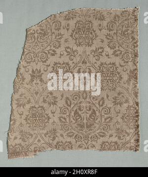 Fragment de soie, 1375-1399. L'Italie, dernier quart du 14e siècle. Tissu lampas, soie ; Total : 28 x 25,7 cm (11 x 10 1/8 in.). Banque D'Images