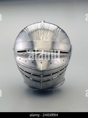 Field Armor en style Maximilien : casque, c.1510–15.Allemagne, Augsbourg(?), début du XVIe siècle.Acier cannelé avec sangles en cuir; hors tout: 170.2 cm (67 in.).La plupart des éléments de cette armure ont été faits ensemble, formant un seul costume.Les jambes inférieures contiennent quelques restaurations modernes.On croit que le casque est l'œuvre de l'armurin estimé d'Augsbourg, Lorenz Helmschmied, qui a été actif aux tribunaux de Habsbourg, Mantoue et Urbino entre 1467 et sa mort en 1515. Banque D'Images