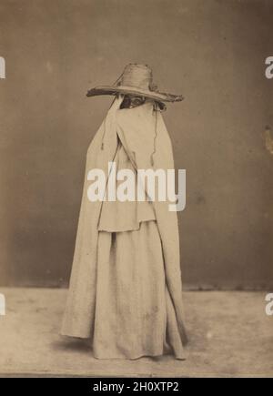 Femme algérienne, fin 1850.Gustave de Beaucorps (français, 1825-1906).Imprimé d'albumine de collodion négatif humide; image: 21.3 x 15.4 cm (8 3/8 x 6 1/16 po.); maté: 50.8 x 40.6 cm (20 x 16 po.).Dans certaines cultures musulmanes, des portraits de femmes complètement voilées ont été commandés.Cependant, étant donné que de Beaucorps était un riche photographe amateur et collectionneur d'art, il a probablement initié la séance pour documenter le costume local.Après avoir étudié la photographie avec Gustave le Gray à Paris, de Beaucorps a photographié en Europe, en Afrique du Nord et au Moyen-Orient entre 1857 et 1861. Banque D'Images