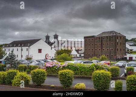 Bushmills, Irlande du Nord, août 2019 la distillerie Old Bushmills est une distillerie d'alcool de whisky et une attraction touristique populaire dans le comté d'Antrim Banque D'Images