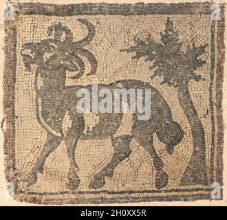 RAM près d'un arbre, 400 s.Byzance, Nord de la Syrie, période byzantine, 5ème siècle.Tesserae de marbre; hors tout: 89.5 x 85.1 cm (35 1/4 x 33 1/2 po.); monté: 92.1 x 87 cm (36 1/4 x 34 1/4 po.).Les deux fragments de mosaïque d'un ibex et d'un bélier (1969.114) faisaient autrefois partie d'une mosaïque de sol beaucoup plus grande qui a décoré une église byzantine ancienne dans le nord de la Syrie.Exposées debout dans le contexte du musée, ces fragments de mosaïque étaient à l'origine exposés à plat, éventuellement flanquant l'autel de l'église pour évoquer un cadre paradisiaque.Le fragment de mosaïque montrant la chute d'Adam et Eve (1969.115) est susceptible d'avoir f Banque D'Images