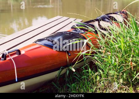 Kayak orange deux places prêt pour le rafting - tourisme actif Banque D'Images