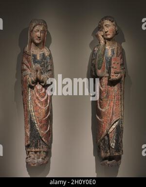 Deuil de Saint John et de la Vierge Mourning (paire), c.1250-1275.Espagne, Royaume de Castille et Leon, XIIIe siècle.Chêne polychromé; hors tout: 154.9 x 36.9 x 20.4 cm (61 x 14 1/2 x 8 1/16 po).Ces figures de la Vierge et de Saint Jean faisaient autrefois partie d'un groupe de crucifixion qui aurait initialement inclus une figure de Christ sur la croix montrée au centre.Heureusement, la polychromie originale des deux figures a été préservée, ce qui donne au spectateur une occasion rare d'apprécier un riche motif de couleur décoratif médiéval suggestif de certains des premiers textiles.Bien qu'elles datent du 13ème siècle, Banque D'Images