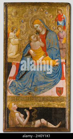 La Madonna de l'humilité avec la tentation d'Eve, c.1400. Olivuccio di Cicarello (italien, Marche, 1360/65-1439).Tempera et or sur panneau en bois; encadré: 191.5 x 99 x 11 cm (75 3/8 x 39 x 4 5/16 in.); non encadré: 181.5 x 88.6 cm (71 7/16 x 34 7/8 in.).La Madonna est assise humblement sur le terrain pour allaiter son enfant.Saint George et les Archanges Gabriel et Michael s'agenouillent à proximité, tandis que les disciples du Christ semblent rayonner du halo de la Vierge sous forme d'étoiles.Contrairement à la pureté de la Vierge, Eve se trouve dans la partie inférieure de la peinture.Enroulée par le serpent, elle lève l'interdit Banque D'Images
