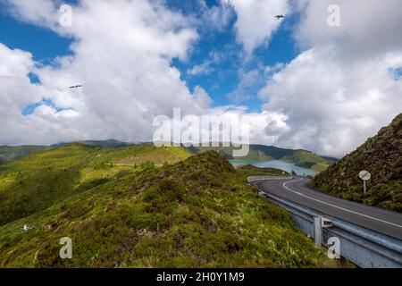 Route vide avec le paysage naturel de Lagoa do Fogo et le lagon en arrière-plan, île de São Miguel, Açores, Portugal Banque D'Images