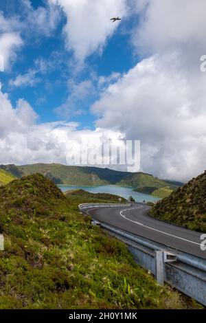 Route vide avec le paysage naturel de Lagoa do Fogo et le lagon en arrière-plan, île de São Miguel, Açores, Portugal Banque D'Images