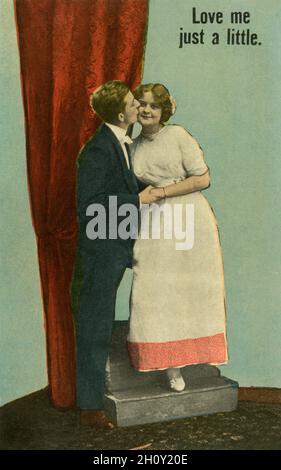 « Love Me Just a Little » : carte postale édouardienne vintage Banque D'Images