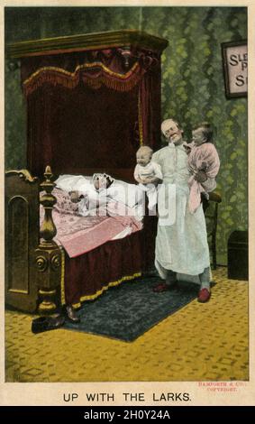 'Up with the Larks': Carte postale Edwardian Bamforth Comic Series, datée de 1909, numéro 1248 Banque D'Images