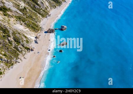 Vue aérienne de haut en bas de la plage rocheuse de Kalamitsi, mer Ionienne, île de Lefkada, Grèce Banque D'Images