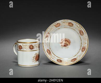 Tasse et soucoupe d'Oliver Wolcott, Jr. Tea Service (1 de 6), 1785-1805.Porcelaine d'exportation chinoise, fin du XVIIIe-début du XIXe siècle.Porcelaine, émail sépia, feuille d'or; hors tout : 7 x 7 x 6 cm (2 3/4 x 2 3/4 x 2 3/8 po). Banque D'Images