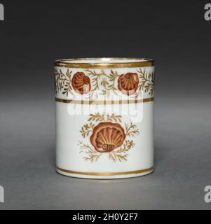 Coupe d'Oliver Wolcott, Jr. Tea Service (2 de 6), 1785-1805.Porcelaine d'exportation chinoise, fin du XVIIIe-début du XIXe siècle.Porcelaine, émail sépia, feuille d'or; hors tout : 7 x 9 x 6 cm (2 3/4 x 3 9/16 x 2 3/8 po). Banque D'Images